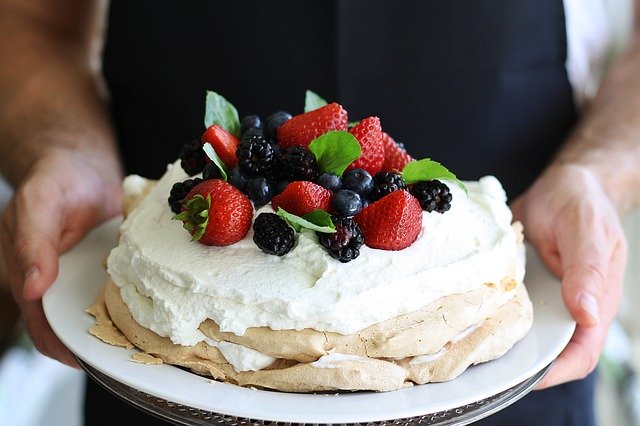 Mixed Berries Pavlova Pie Cake
